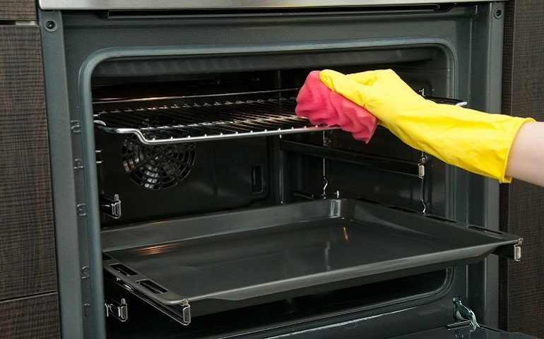 Come Pulire il Forno e le Griglie: Metodi e Prodotti Naturali Come Pulire il Forno e le Griglie: Metodi Naturali